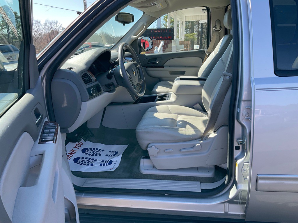 2011 Chevrolet Suburban Image 5