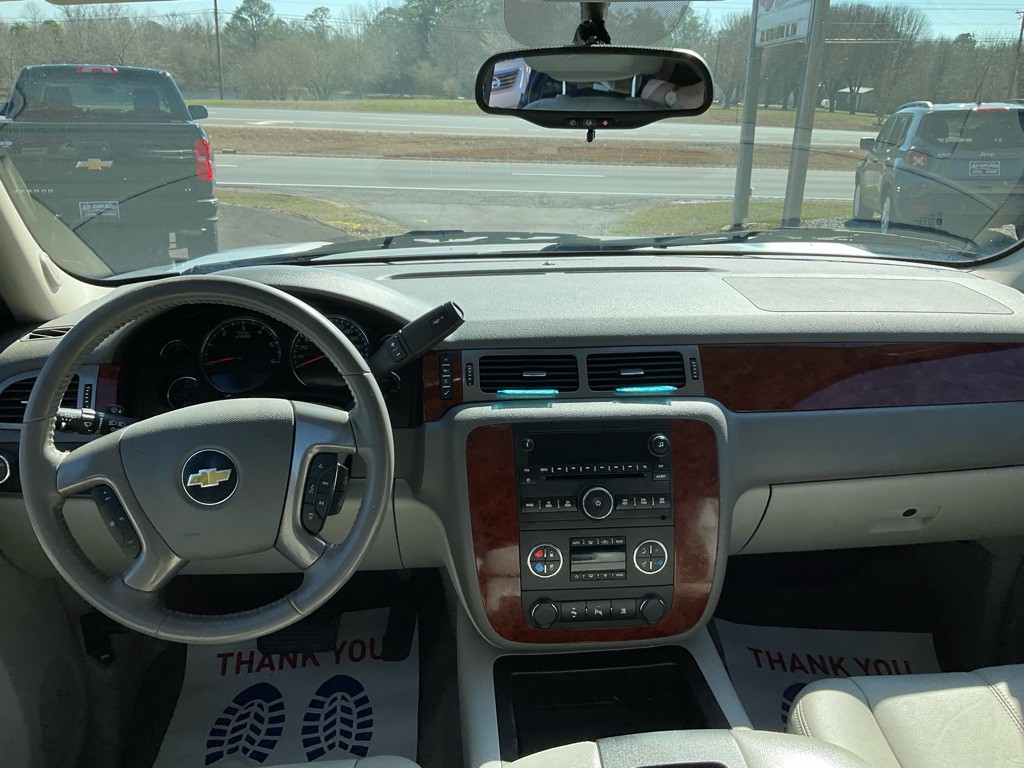 2011 Chevrolet Suburban Image 6