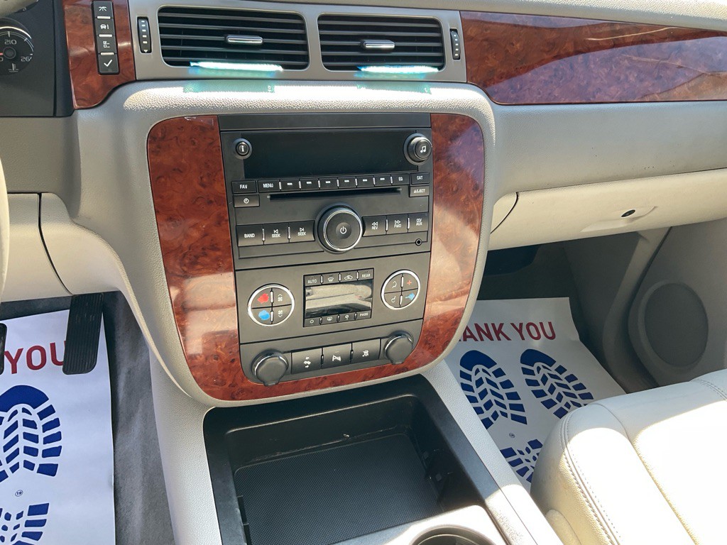 2011 Chevrolet Suburban Image 7