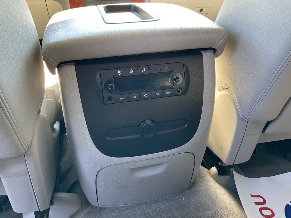 2011 Chevrolet Suburban Image 10