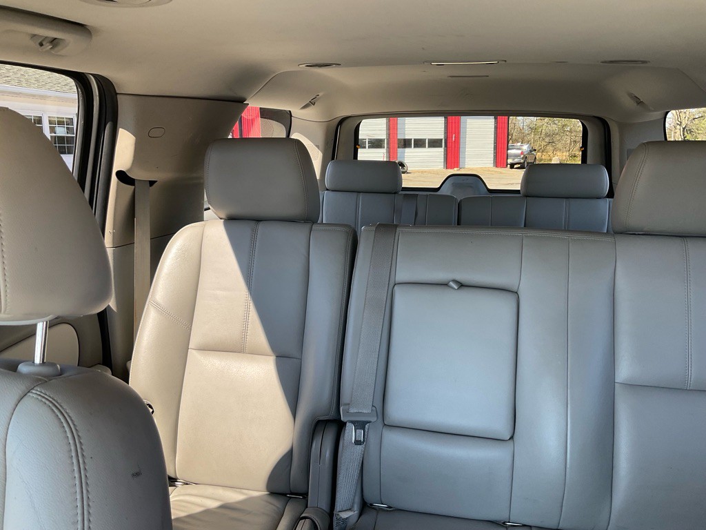 2011 Chevrolet Suburban Image 11
