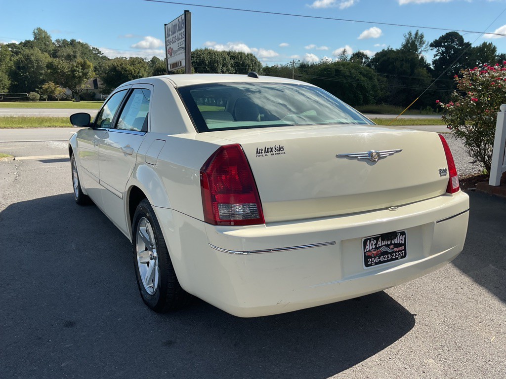 2005 Chrysler 300 Image 2