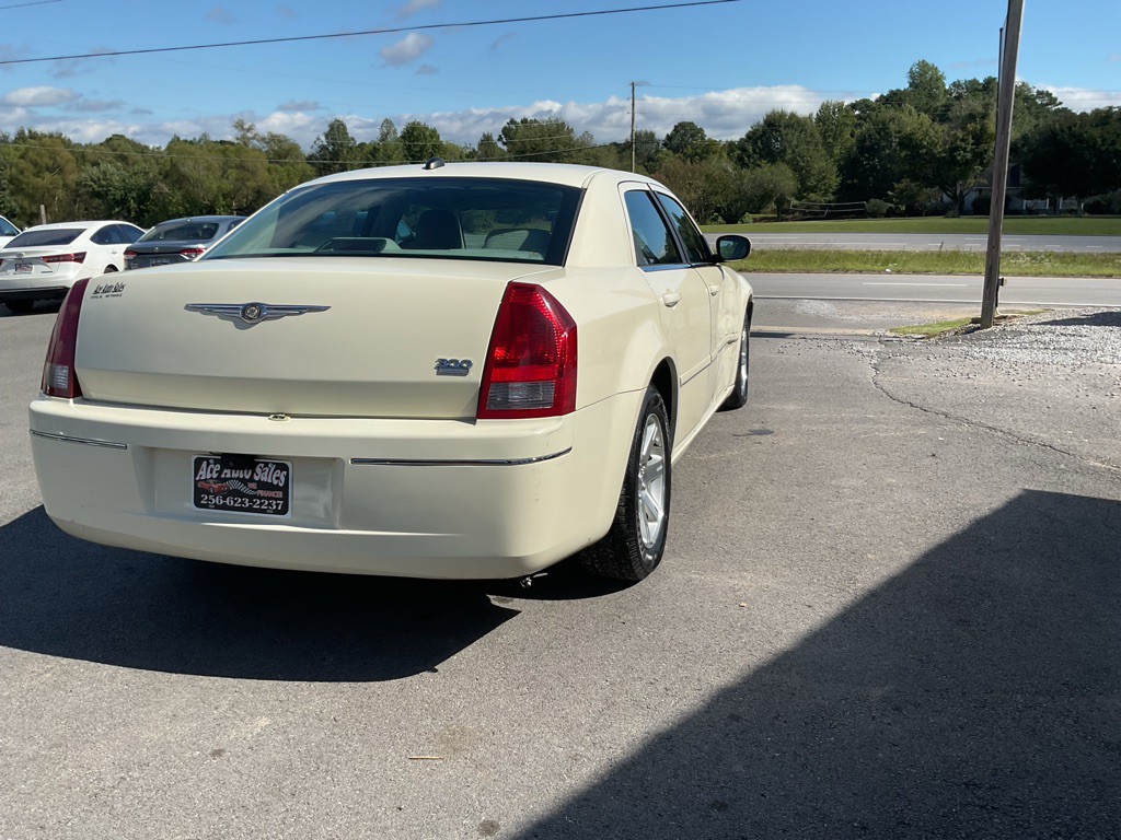 2005 Chrysler 300 Image 3