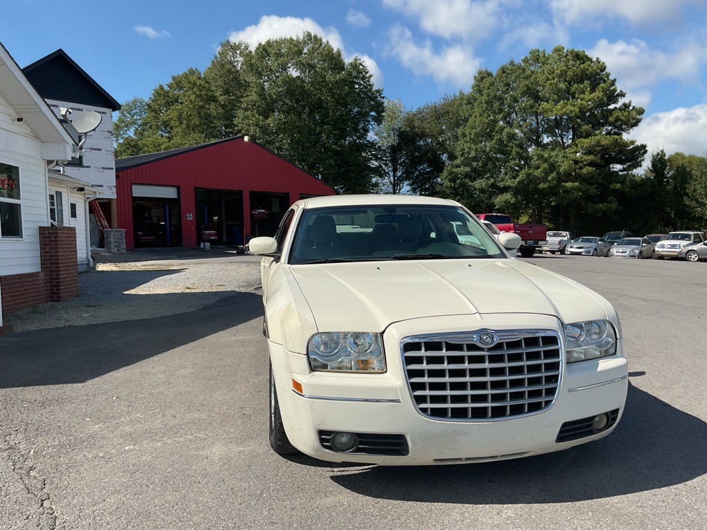 2005 Chrysler 300 Image 4
