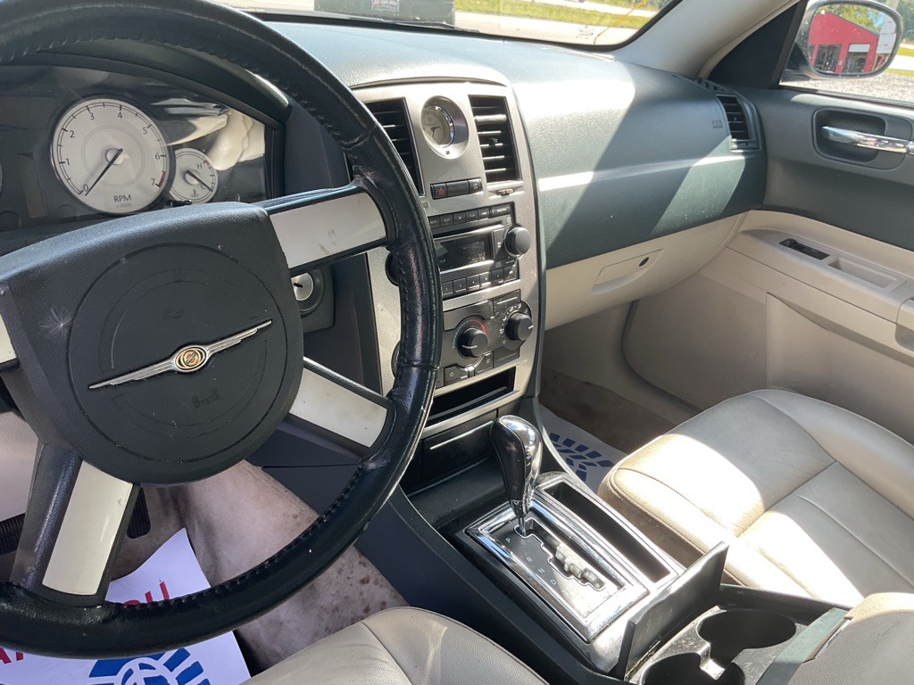 2005 Chrysler 300 Image 5