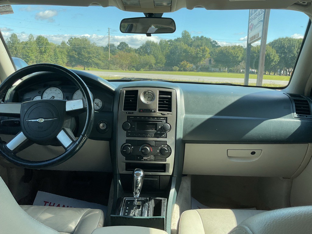 2005 Chrysler 300 Image 7