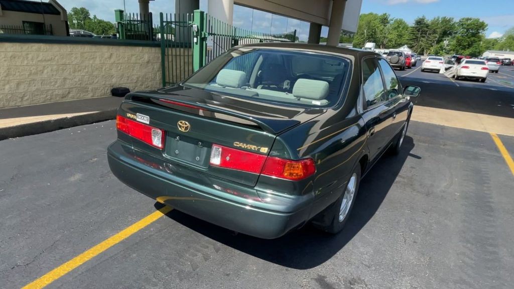 2001 Toyota Camry Image 1