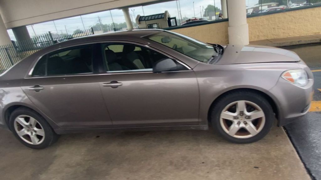 2012 Chevrolet Malibu Image 2