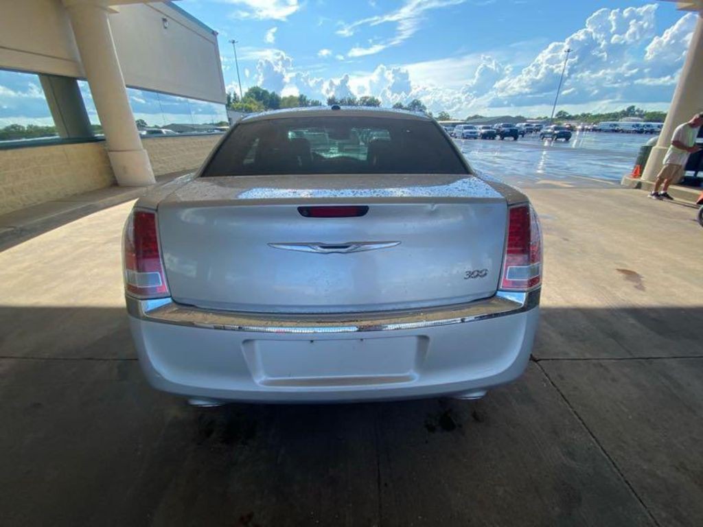 2012 Chrysler 300 Image 4