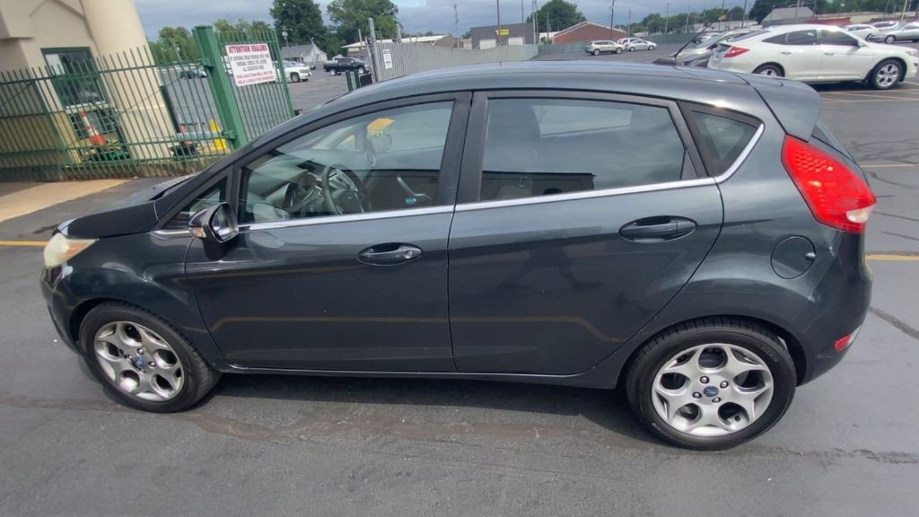 2011 Ford Fiesta Image 2
