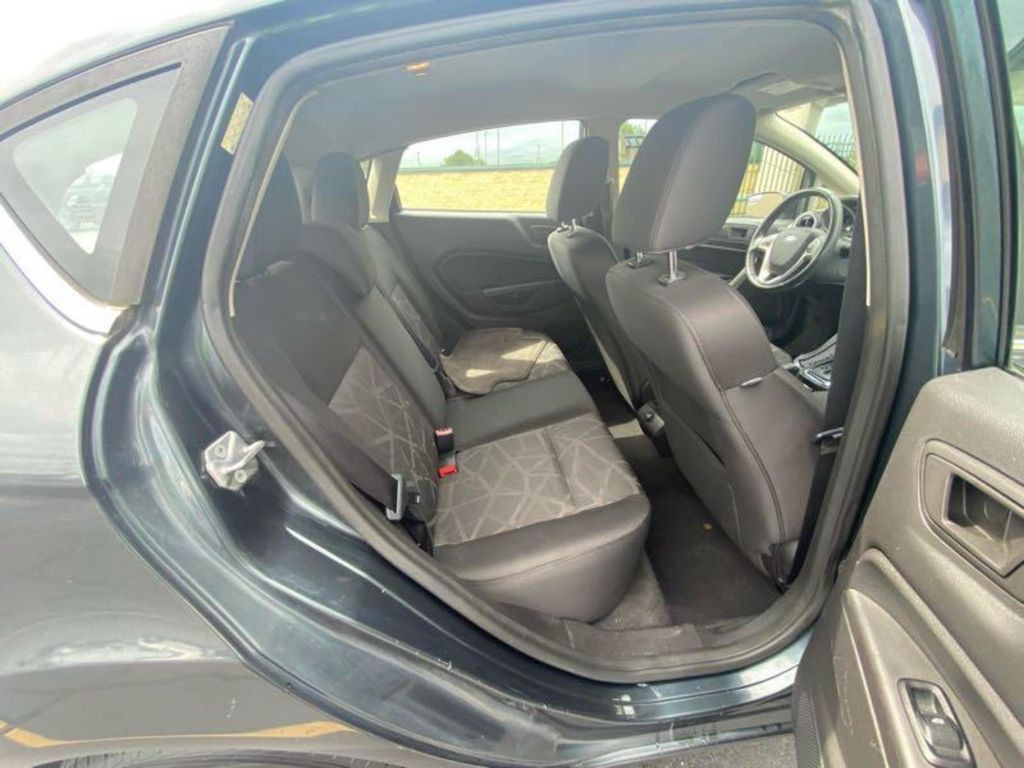 2011 Ford Fiesta Image 10