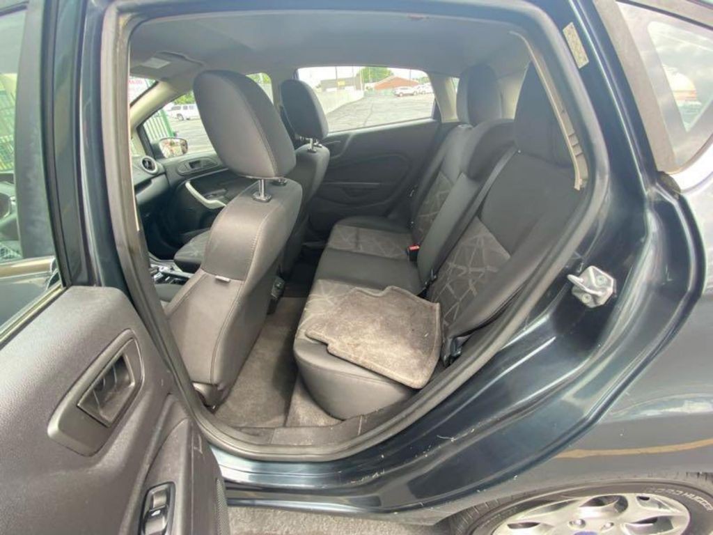 2011 Ford Fiesta Image 12