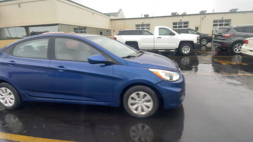 2016 Hyundai Accent Image 2