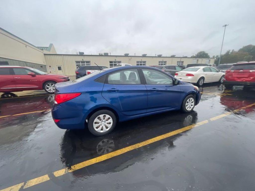 2016 Hyundai Accent Image 8