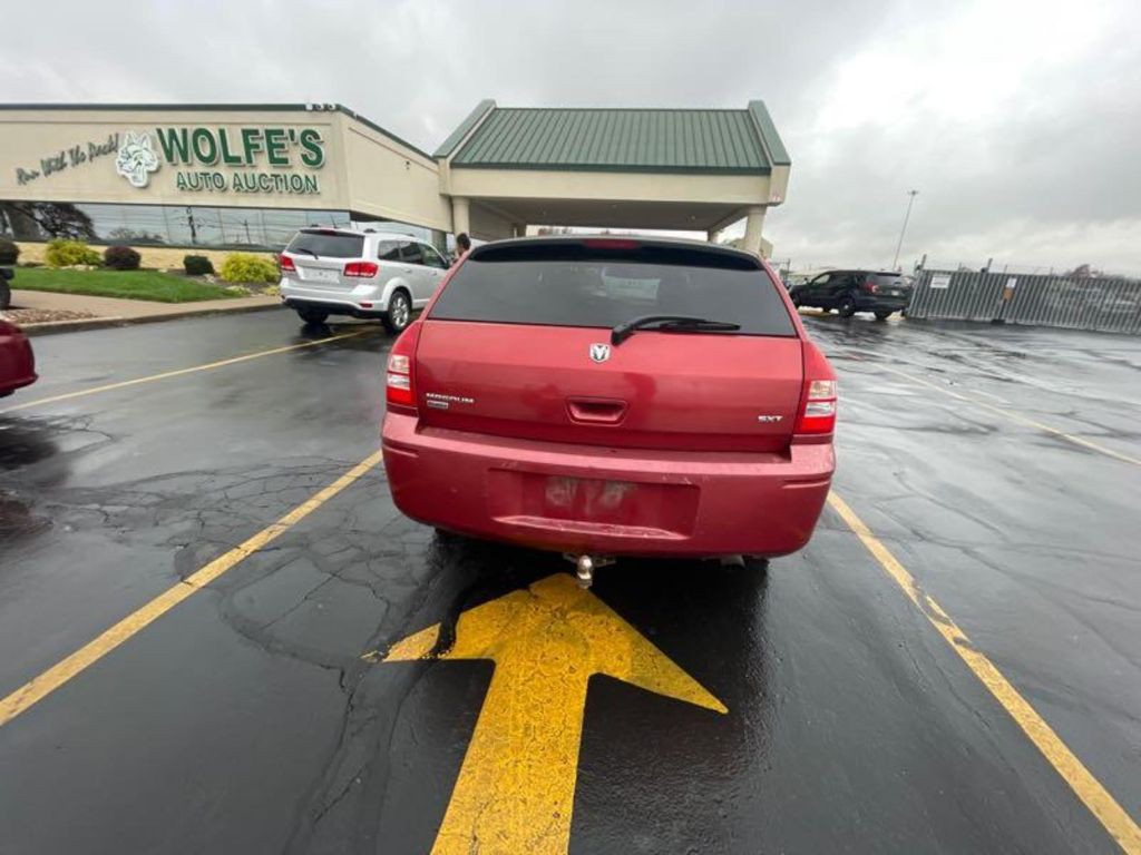 2005 Dodge Magnum Image 2