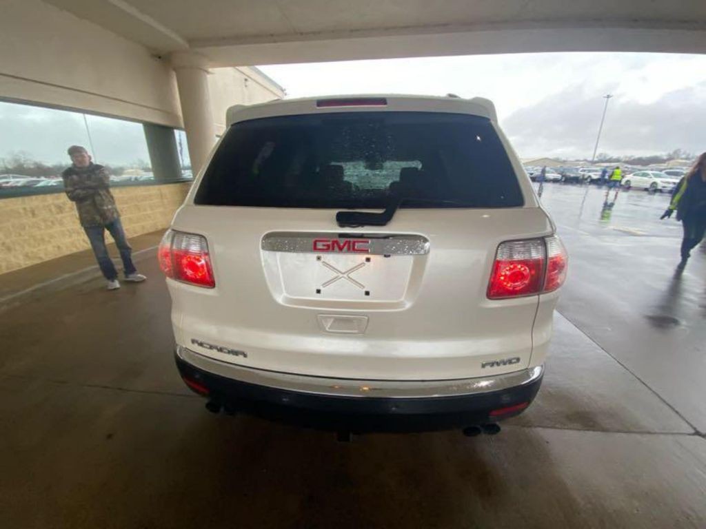 2010 GMC Acadia Image 5