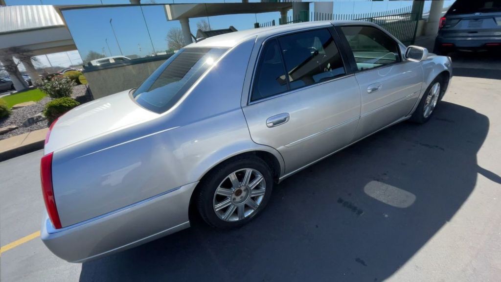 2006 Cadillac DTS Image 2