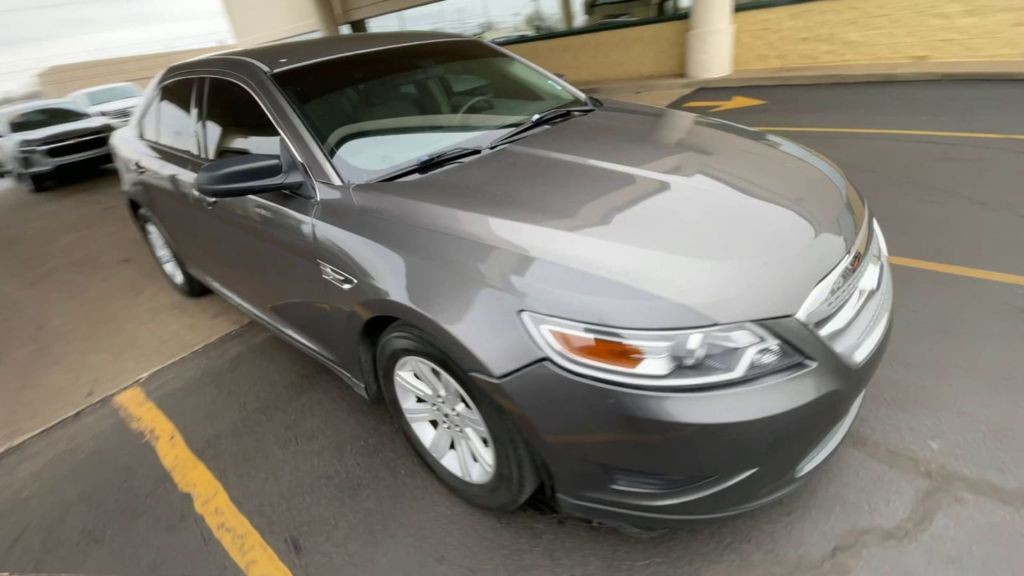 2011 Ford Taurus Image 2