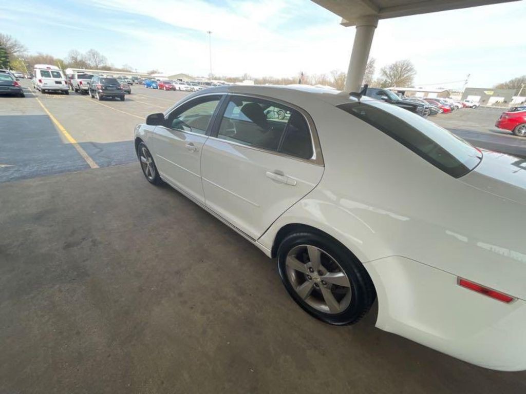2011 Chevrolet Malibu Image 2