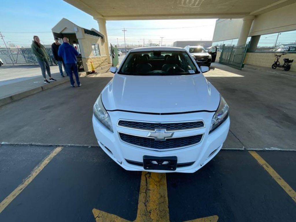 2013 Chevrolet Malibu Image 2