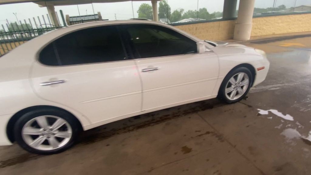 2005 Lexus ES Image 2