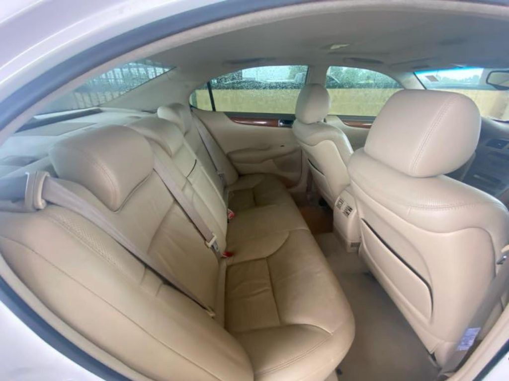 2005 Lexus ES Image 10