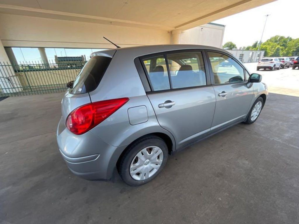 2011 Nissan Versa Image 2