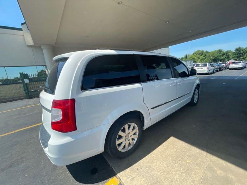 2015 Chrysler Town & Country Image 1