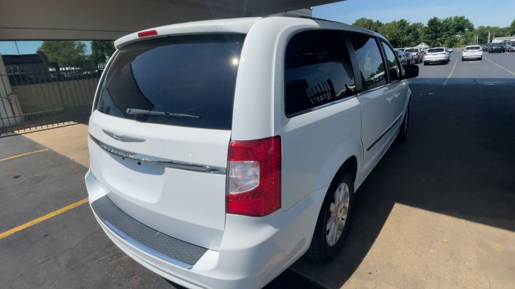 2015 Chrysler Town & Country Image 3