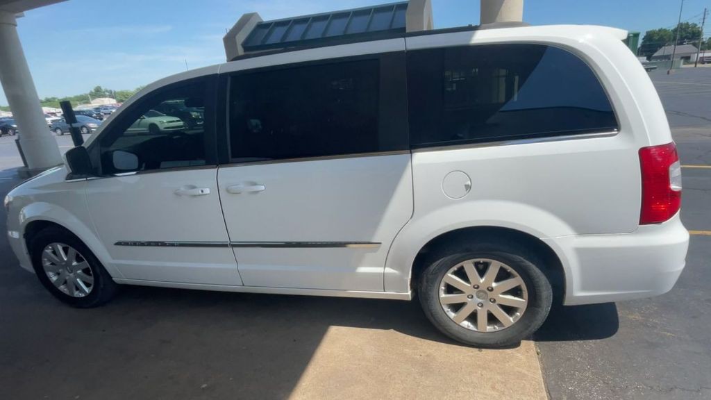 2015 Chrysler Town & Country Image 5