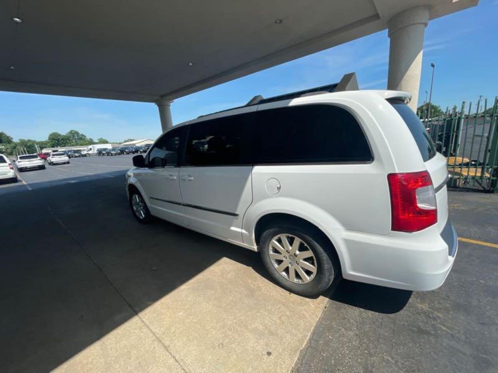 2015 Chrysler Town & Country Image 8