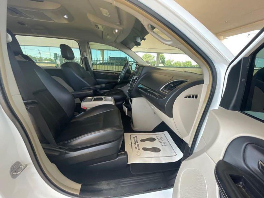 2015 Chrysler Town & Country Image 11