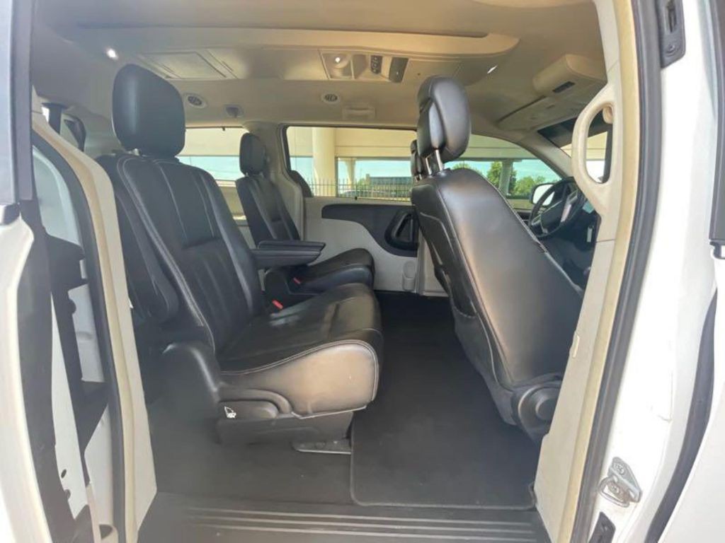 2015 Chrysler Town & Country Image 12