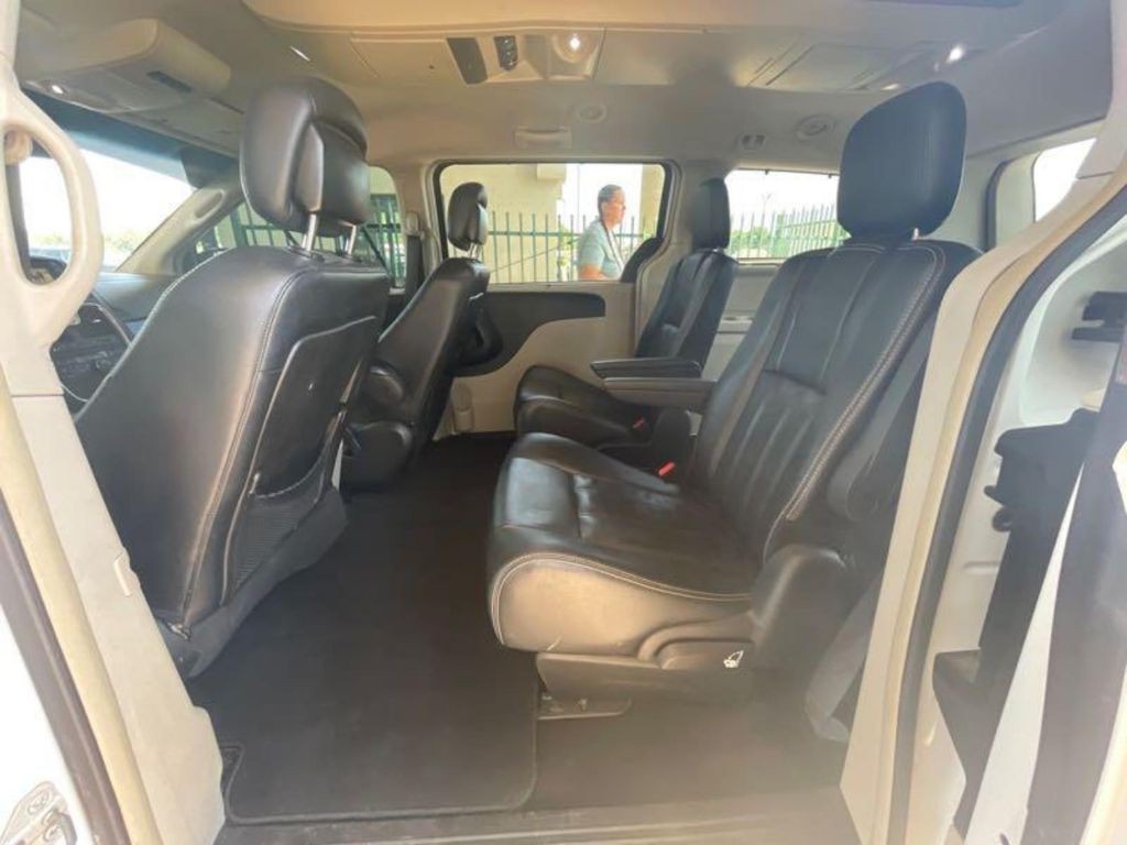 2015 Chrysler Town & Country Image 14
