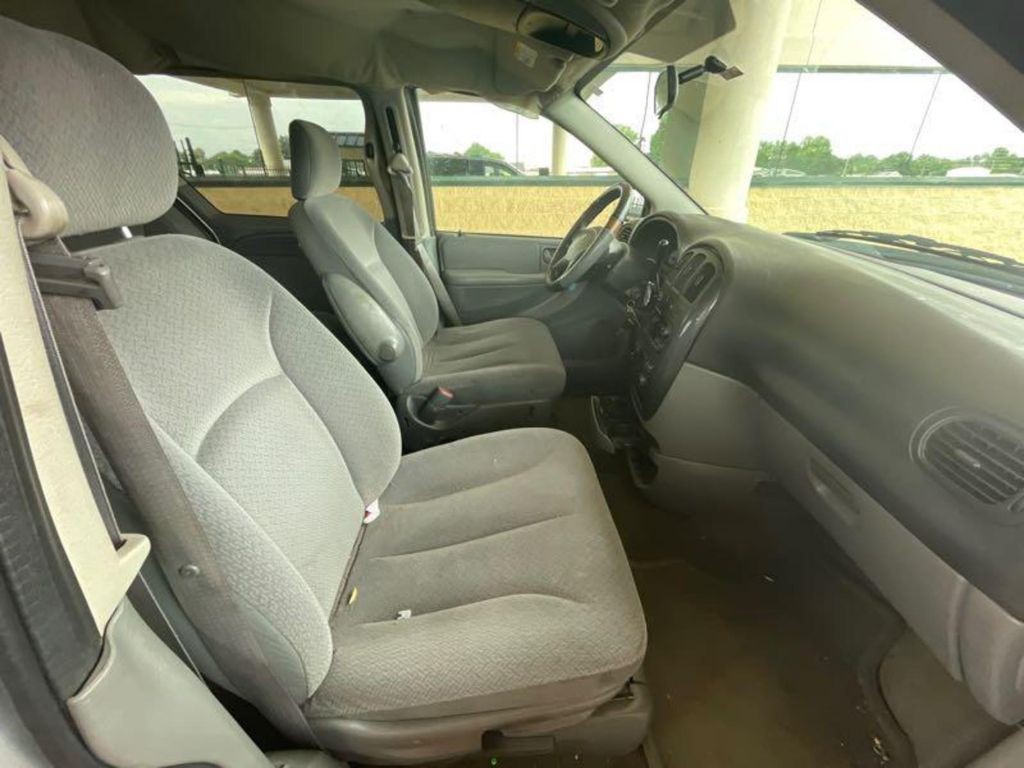 2006 Dodge Ram Van Image 11