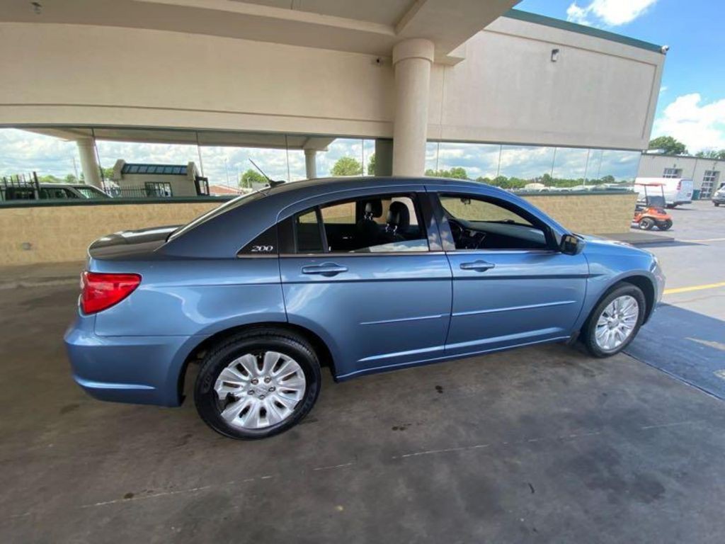 2014 Chrysler 200 Image 1