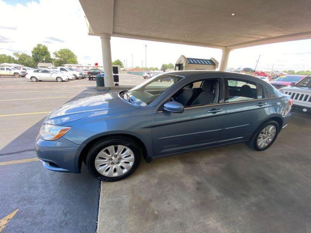 2014 Chrysler 200 Image 2