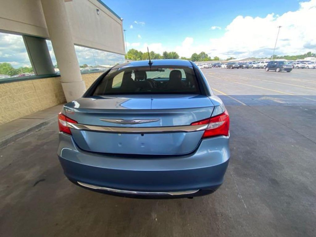 2014 Chrysler 200 Image 4