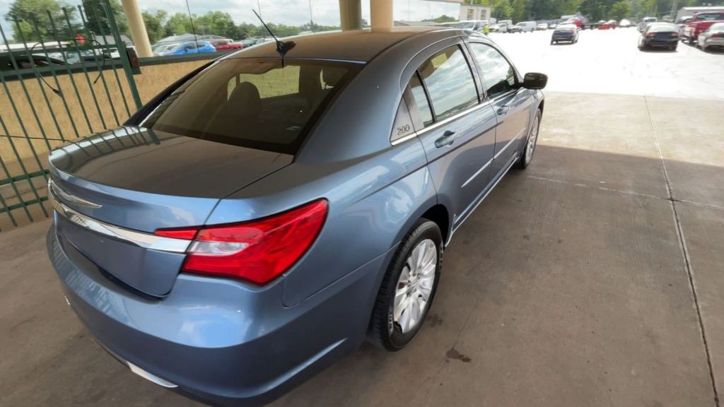 2014 Chrysler 200 Image 5