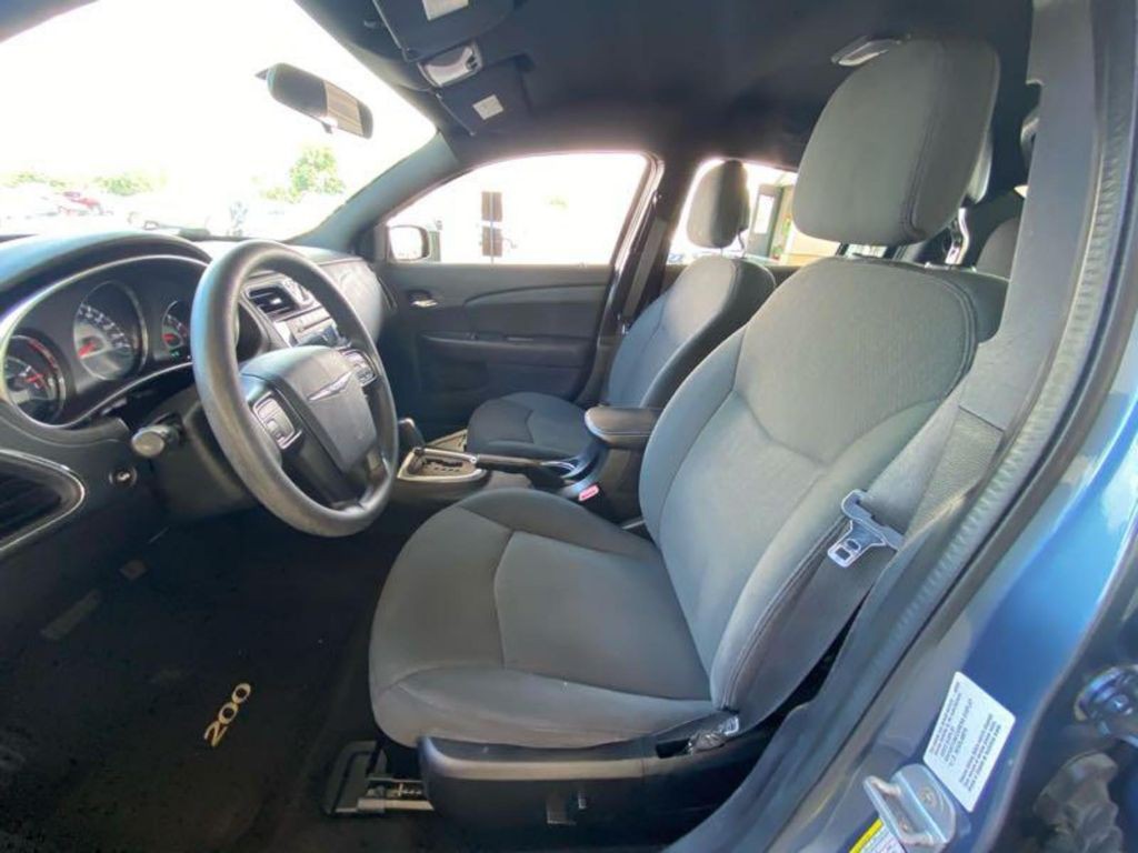 2014 Chrysler 200 Image 9