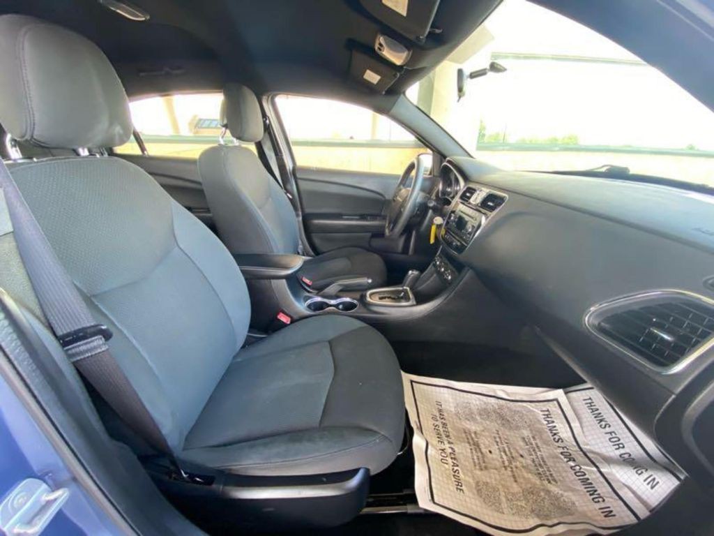2014 Chrysler 200 Image 11
