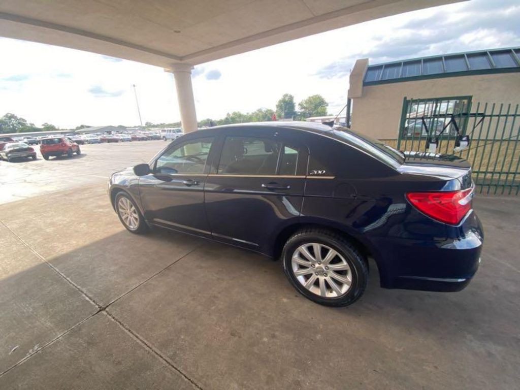 2011 Chrysler 200 Image 2