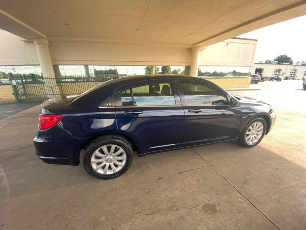 2011 Chrysler 200 Image 3