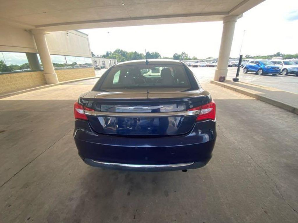 2011 Chrysler 200 Image 4
