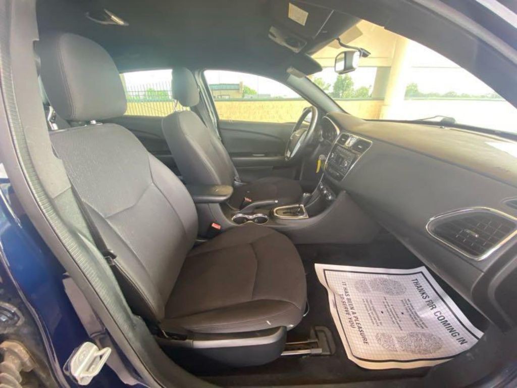 2011 Chrysler 200 Image 5