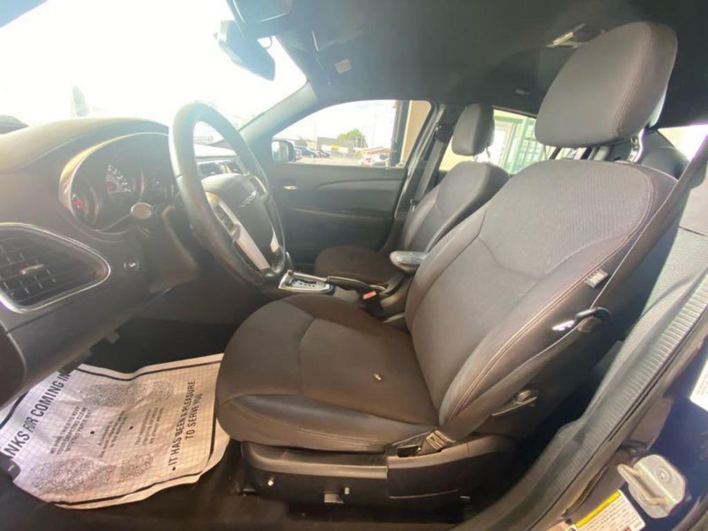 2011 Chrysler 200 Image 6