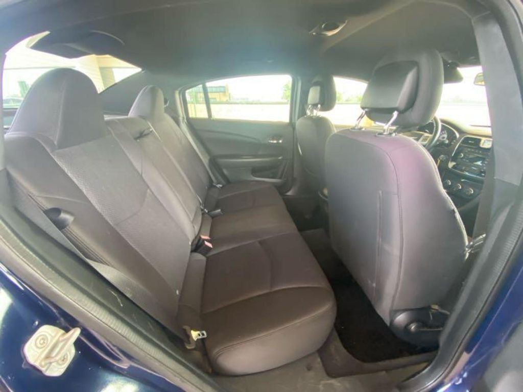 2011 Chrysler 200 Image 8