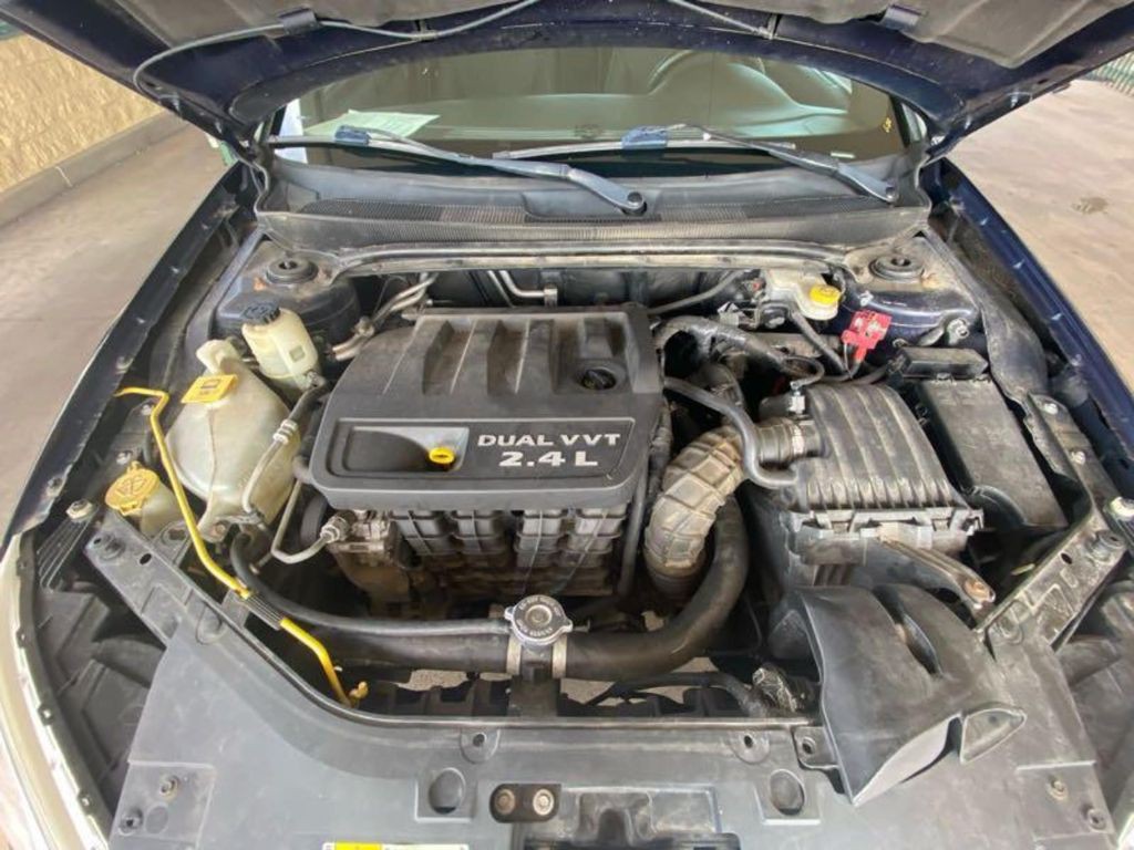 2011 Chrysler 200 Image 12