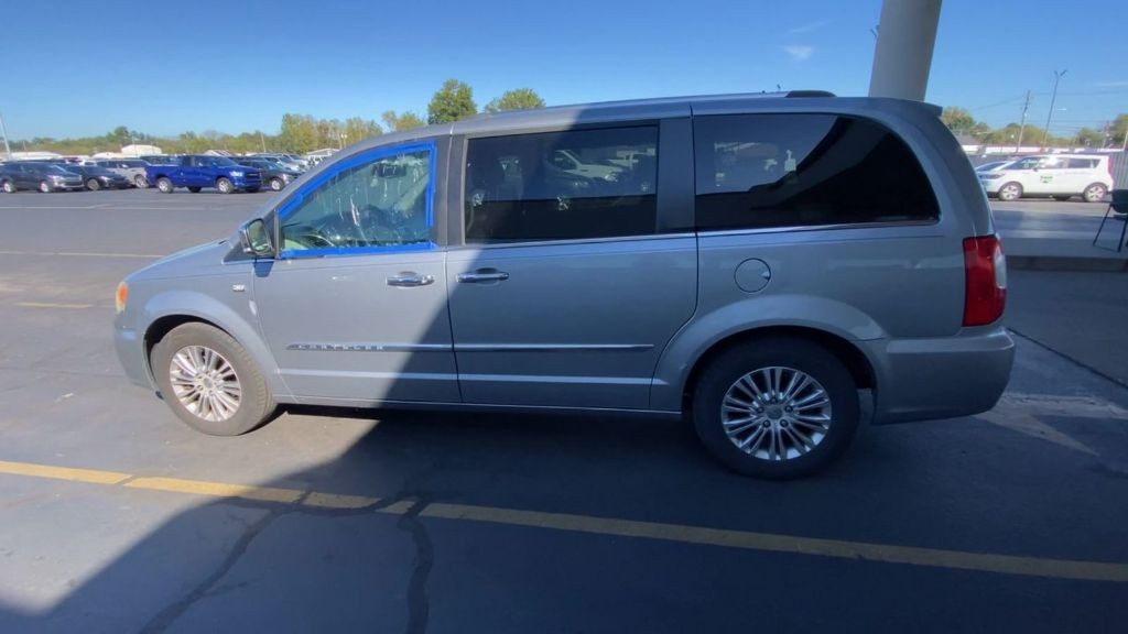 2014 Chrysler Town & Country Image 2