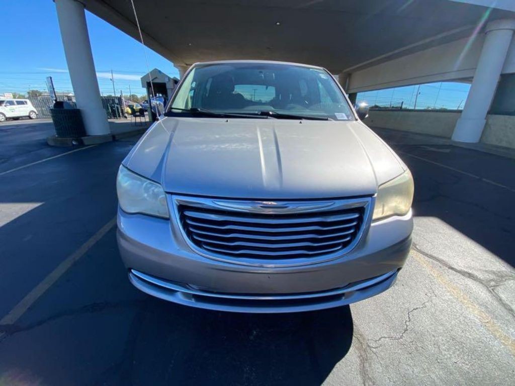 2014 Chrysler Town & Country Image 3